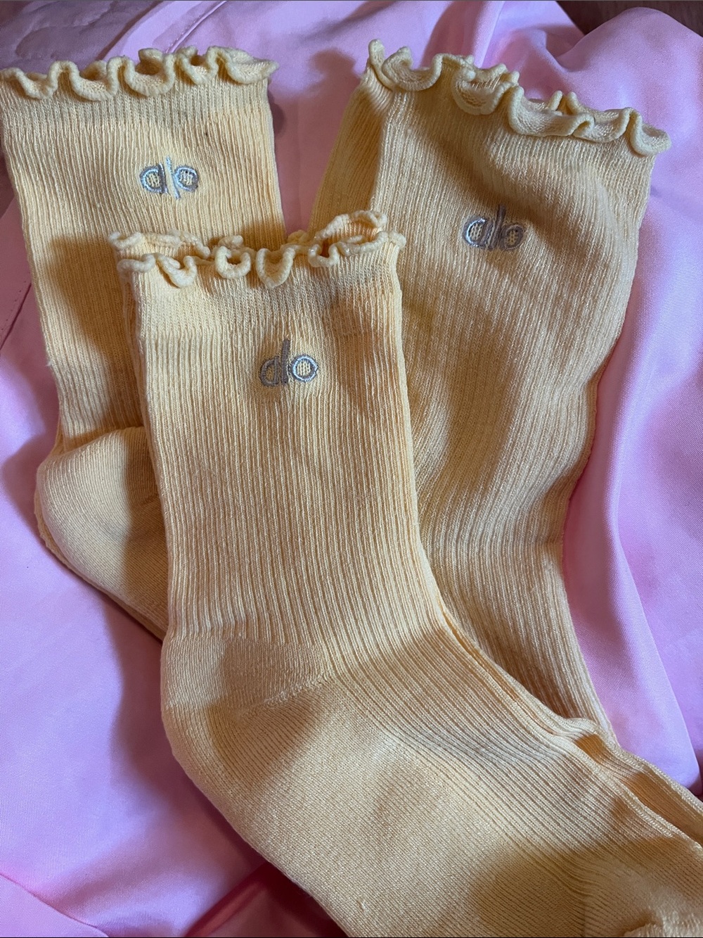 ALOCrew Socks in Soft Yellow with Embroidered Logo ALO 3 pair yellow
